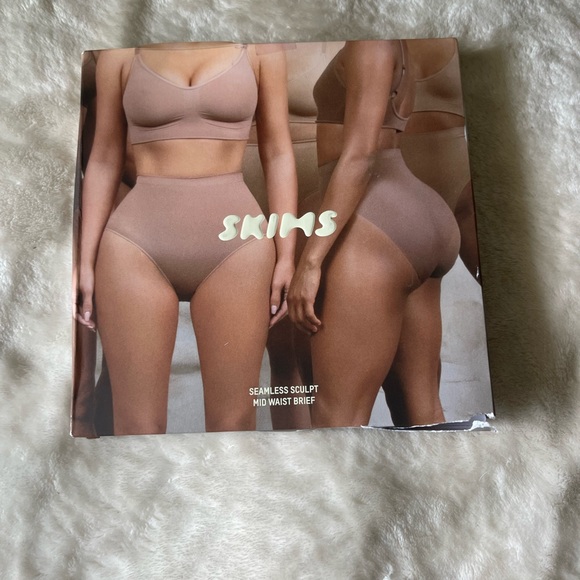 SOLD - Skims Seamless Sculpt Mid Waist Brief Color Clay - Picture 7 of 9